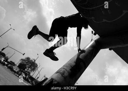 Steven Mantilla, un freerunner dal team Tamashikaze, esegue il parkour si muove durante un corso di formazione nella città di Bogotá, Colombia. Foto Stock