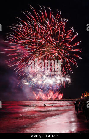 Fuochi d'artificio sopra il Mar Baltico in Zelenogradsk Foto Stock