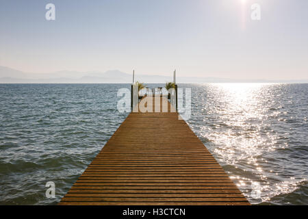 Pier sulla costa del lago di Garda a Sirmione, Italia, alla mattina tempo Foto Stock