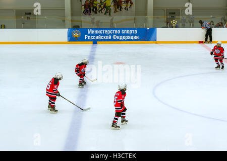 Adler, Russia - 3 Novembre 2015: amichevole hockey tournament tra bambini e adolescenti squadre. Gioco sul ghiaccio nel Palazzo degli Sport Foto Stock