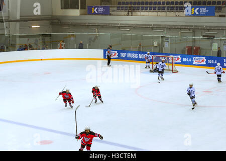 Adler, Russia - 3 Novembre 2015: amichevole hockey tournament tra bambini e adolescenti squadre. Gioco sul ghiaccio nel Palazzo degli Sport Foto Stock