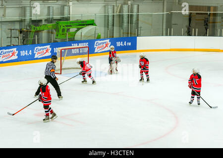 Adler, Russia - 3 Novembre 2015: amichevole hockey tournament tra bambini e adolescenti squadre. Gioco sul ghiaccio nel Palazzo degli Sport Foto Stock