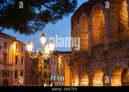 La parete di Arena di Verona al tempo della sera Foto Stock