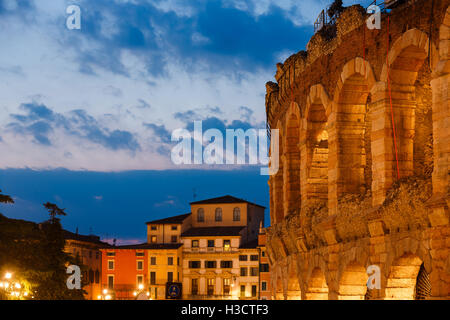 La parete di Arena di Verona al tempo della sera Foto Stock