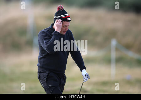 Hugh Grant su xvi verde durante il giorno uno di Alfred Dunhill Links campionato a Carnoustie Golf Links. Foto Stock