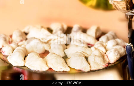 Bella fresca handmad gnocchi con ciliegie per mangiare Foto Stock