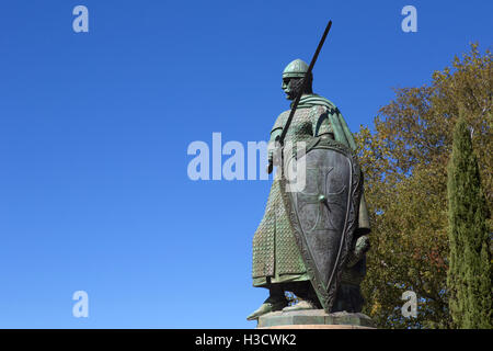 Statua di re Afonso Henriques dalla collina sacra nella città di Guimaraes. Il primo re del Portogallo nel XII secolo. Foto Stock