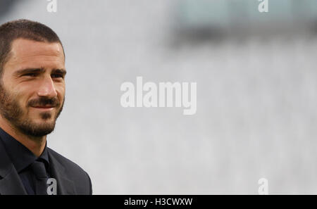 Torino, Italia. 05 ott 2016. Italia Leonardo Bonucci ispeziona il passo della Juventus Stadium, precedendo la Coppa del Mondo FIFA 2018 match di qualificazione contro la Spagna. © Isabella Bonotto/ Pacifico premere/Alamy Live News Foto Stock