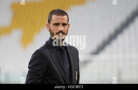 Torino, Italia. 05 ott 2016. Italia Leonardo Bonucci ispeziona il passo della Juventus Stadium, precedendo la Coppa del Mondo FIFA 2018 match di qualificazione contro la Spagna. © Isabella Bonotto/ Pacifico premere/Alamy Live News Foto Stock