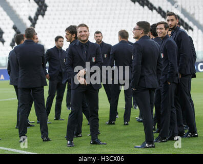 Torino, Italia. 05 ott 2016. In Italia i giocatori di ispezionare il passo della Juventus Stadium, precedendo la Coppa del Mondo FIFA 2018 match di qualificazione contro la Spagna. © Isabella Bonotto/ Pacifico premere/Alamy Live News Foto Stock