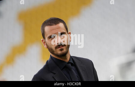 Torino, Italia. 05 ott 2016. Italia Leonardo Bonucci ispeziona il passo della Juventus Stadium, precedendo la Coppa del Mondo FIFA 2018 match di qualificazione contro la Spagna. © Isabella Bonotto/ Pacifico premere/Alamy Live News Foto Stock