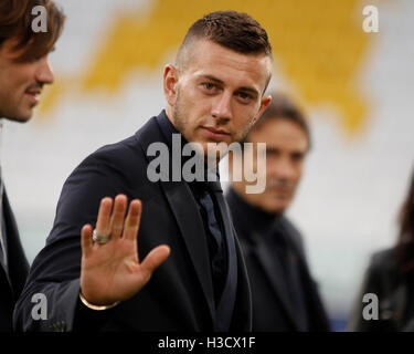 Torino, Italia. 05 ott 2016. L'Italia Federico Bernardeschi ispeziona il passo della Juventus Stadium, precedendo la Coppa del Mondo FIFA 2018 match di qualificazione contro la Spagna. © Isabella Bonotto/ Pacifico premere/Alamy Live News Foto Stock