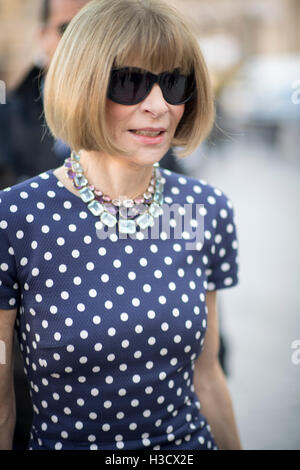 Parigi, Francia. 05 ott 2016. Editor in Chief di Vogue Anna Wintour arriva per la Louis Vuitton Show a Place Vendôme durante la settimana della moda di Parigi la primavera/estate 2017. Credito: Hugh Peterswald/Pacific Press/Alamy Live News Foto Stock