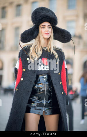 Parigi, Francia. 05 ott 2016. Blogger italiana Chiara Ferragni " Blonde Salad' arriva per la Louis Vuitton Show a Place Vendôme durante la settimana della moda di Parigi la primavera/estate 2017. Credito: Hugh Peterswald/Pacific Press/Alamy Live News Foto Stock