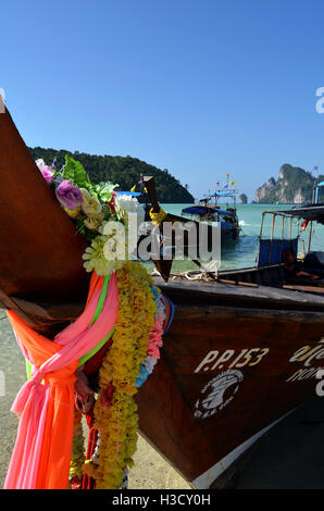 Stracci legati ad una barca da pesca Foto Stock