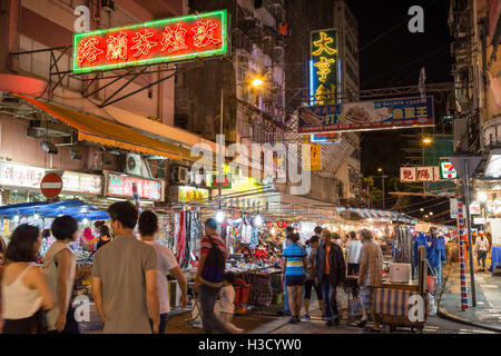 Turisti e popolazione locale presso il Mercato Notturno di Temple Street, Kowloon, Hong Kong, Cina, di notte. Foto Stock