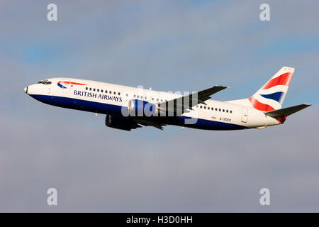 G-DOCS British Airways Boeing 737-436 decollare da Londra Gatwick. Il 27 gennaio 2007. Foto Stock