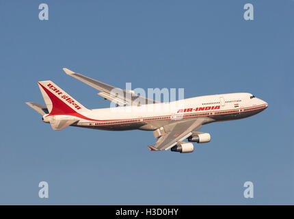 VT-ESN Air India Boeing 747-437 banking dopo il decollo da Londra Heathrow. Foto Stock