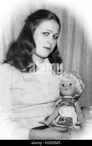 Ritratto ragazza giovane con la pecora Dolly. B/W scansione pellicola, 1977. Foto Stock