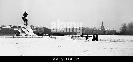 Urss, Leningrado, inverno 1977 - circa febbraio. Un monumento di imperatore russo Pietro il Grande, noto come il cavaliere di bronzo.scansione pellicola. Foto Stock