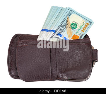 Portafoglio aperto con una banconote da cento dollari spuntavano, isolato su sfondo bianco Foto Stock