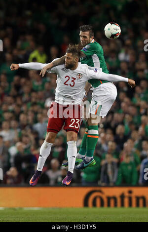 La Georgia Levan Mchedlidze (sinistra) e Repubblica di Irlanda Shane Duffy durante il 2018 FIFA World Cup Match di qualificazione all'Aviva Stadium di Dublino. Foto Stock