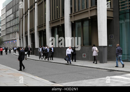 Lavoratori di Office business gente camminare lungo la strada del latte presso il Gresham Street a pranzo nella città di Londra UK KATHY DEWITT Foto Stock