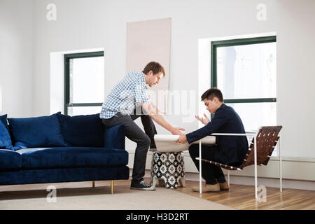 uomini d'affari che discutono del progetto nell'ufficio creativo Foto Stock
