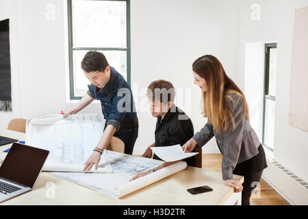uomini d'affari che analizzano i progetti in ufficio creativo Foto Stock