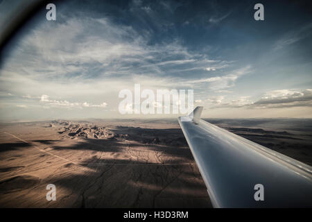 Immagine ritagliata di ala di Aeromobili sorvolano il paesaggio Foto Stock