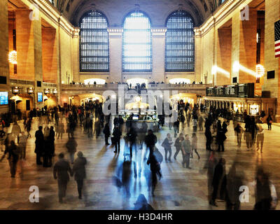 Movimento sfocato delle persone che camminano in Grand Central Terminal Foto Stock