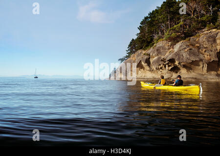 Vista posteriore di uomini kayak a stretto di Georgia Foto Stock