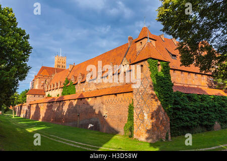 Estate pittoresca vista del castello di Malbork nella regione della Pomerania di Polonia. UNESCO - Sito Patrimonio dell'umanità. I cavalieri di Teutonic' fortezza noto anche come Ordensburg Marienburg Foto Stock