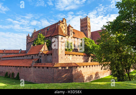 Estate pittoresca vista del castello di Malbork nella regione della Pomerania di Polonia. UNESCO - Sito Patrimonio dell'umanità. I cavalieri di Teutonic' fortezza noto anche come Ordensburg Marienburg Foto Stock