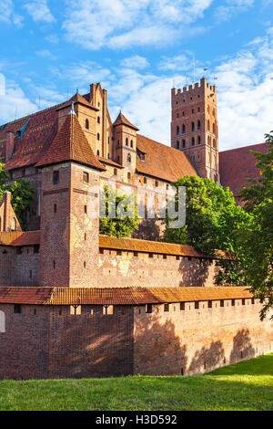 Estate pittoresca vista del castello di Malbork nella regione della Pomerania di Polonia. UNESCO - Sito Patrimonio dell'umanità. I cavalieri di Teutonic' fortezza noto anche come Ordensburg Marienburg Foto Stock