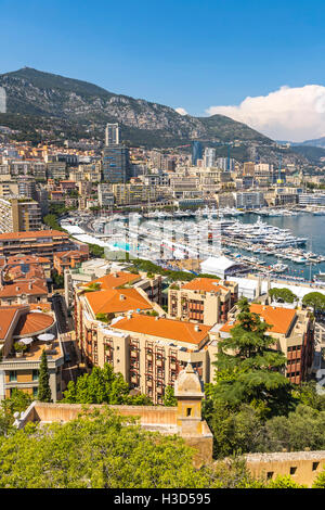 Monte Carlo panorama della città. Vista di yacht di lusso e appartamenti in porto di Monaco, Cote d'Azur Foto Stock