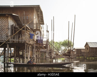 Un villaggio di pescatori nel Lago Inle, Myanmar. Questo particolare villaggio è accessibile solo in barca, e ogni struttura è stilted. Foto Stock