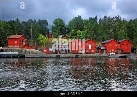 Fjäderholmarna isola nell'arcipelago di Stoccolma, Svezia. Vista dalla nave durante una crociera quotidiana da Stoccolma. Foto Stock