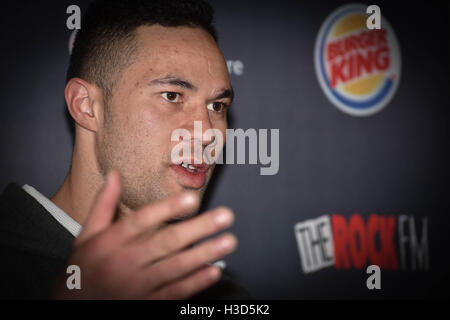 Auckland, Nuova Zelanda. 06 ott 2016. Nuova Zelanda heavyweight boxer Joseph Parker parla con i giornalisti nel corso di una conferenza stampa a Auckland il Ott 6, 2016Parker's conquistare il gigante russo Alexander Dimitrenko lo scorso fine settimana ad Auckland il suo promotore è di organizzare un dicembre 10 titolo di lotta messicano con Andy Ruiz in Nuova Zelanda © Shirley Kwok/Pacific Press/Alamy Live News Foto Stock