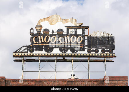 La locomotiva a vapore-segno sagomata sul tetto del Chattanooga Choo-Choo hotel a Chattanooga, Tennessee. Foto Stock