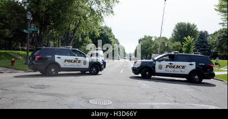 Auto della Polizia blocco ingresso al Summit Avenue durante un fil Castello protestare presso la casa dei governatori. St Paul Minnesota MN USA Foto Stock