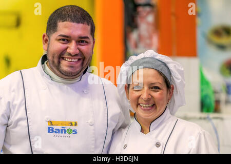 Banos de Agua Santa, Ecuador - 23 Giugno 2016: Non identificato Chef Felice coppia o cuochi sorridente alla telecamera, Banos de Agus Santa Foto Stock