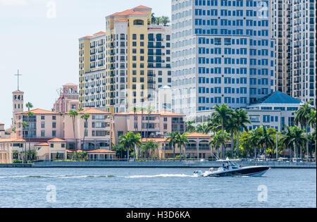 West Palm Beach, Florida, lungomare con diportisti che attraversano di fronte alla Palm Beach Atlantic University. (USA) Foto Stock