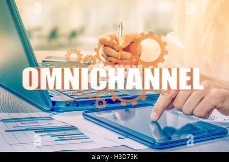 Il concetto di Omnichannel tra dispositivi per migliorare le prestazioni dell'azienda. Soluzioni innovative per il business Foto Stock