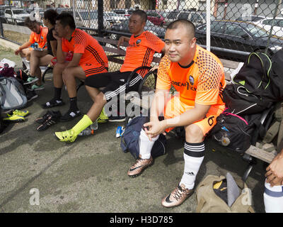 Giovani uomini cinesi per prendersi una pausa dalla pratica di calcio in Sunset Park sezione di Brooklyn, NY, 2016. Foto Stock