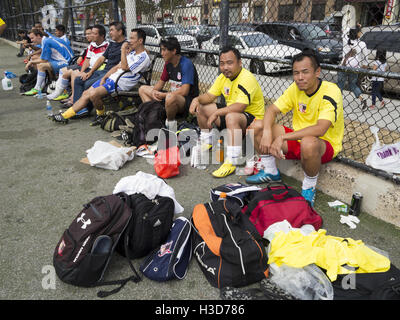 Gli uomini si prendono una pausa dalla pratica di calcio in Sunset Park sezione di Brooklyn, NY, 2016. Foto Stock