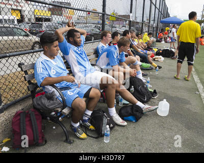 Gli uomini si prendono una pausa dalla pratica di calcio in Sunset Park sezione di Brooklyn, NY, 2016. Foto Stock