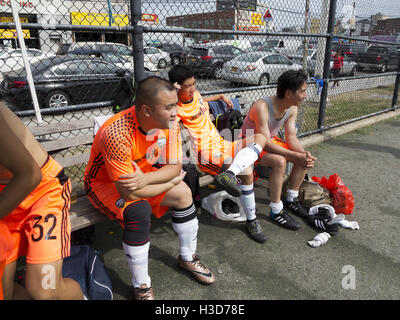 Gli uomini si prendono una pausa dalla pratica di calcio in Sunset Park sezione di Brooklyn, NY, 2016. Foto Stock