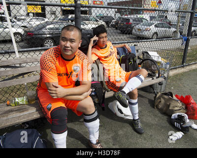 Gli uomini si prendono una pausa dalla pratica di calcio in Sunset Park sezione di Brooklyn, NY, 2016. Foto Stock