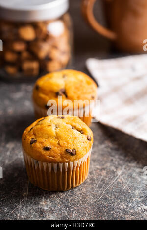 Il gustoso muffin al cioccolato sul vecchio tavolo da cucina. Foto Stock